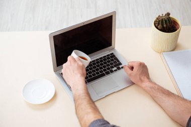 Salgın sırasında evde çalışan yaşlı bir erkek işçi.