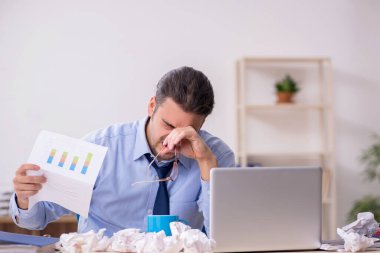 Hasta erkek çalışan işyerinde acı çekiyor.