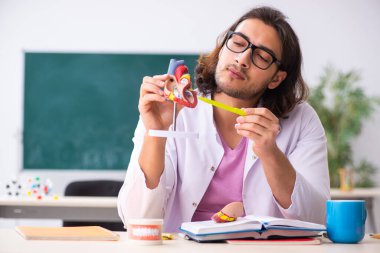 Sınıftaki genç erkek kardiyolog.