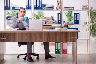 İş yerinde çalışan genç bir erkek işadamı