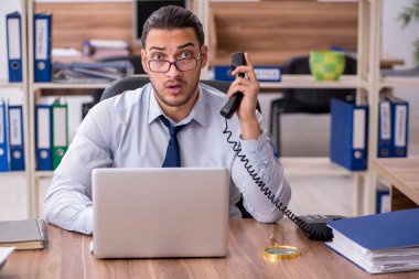 Genç bir erkek işçi aşırı işten memnun değil.