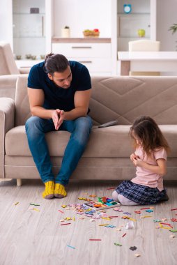 Genç baba ve küçük kız içeride.