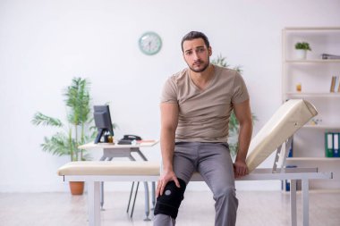 Hastanede yaralı genç bir adam var.