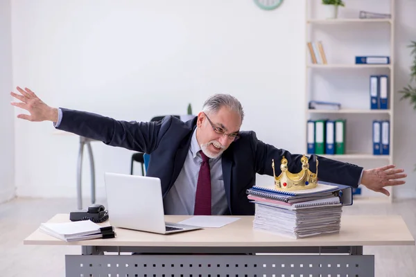 Vieux roi homme d'affaires employé sur le lieu de travail — Photo