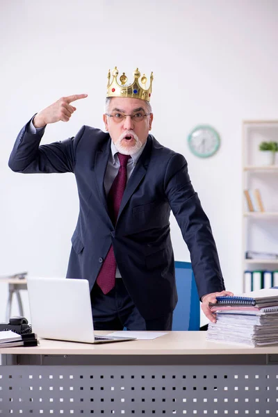 Old king businessman employee at workplace — Stock Photo, Image