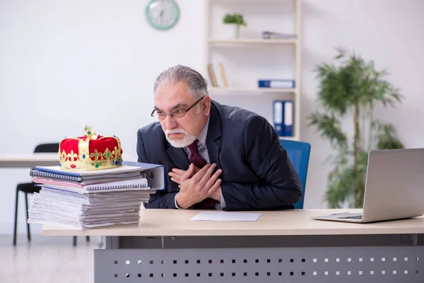 Velho rei empresário empregado no local de trabalho — Fotografia de Stock