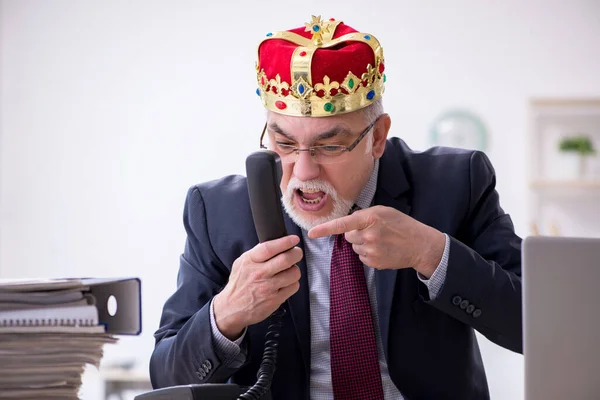 Старий король бізнесмен працівник на робочому місці — стокове фото