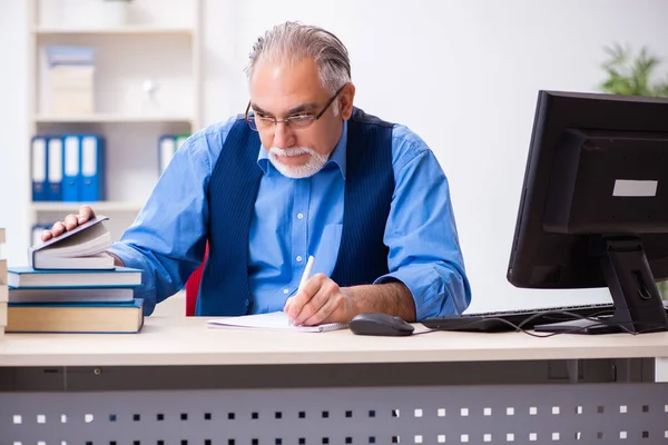 Oude mannelijke auteur die boeken schrijft — Stockfoto