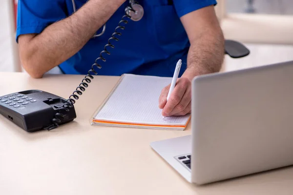 Vieux médecin masculin travaillant à la clinique — Photo