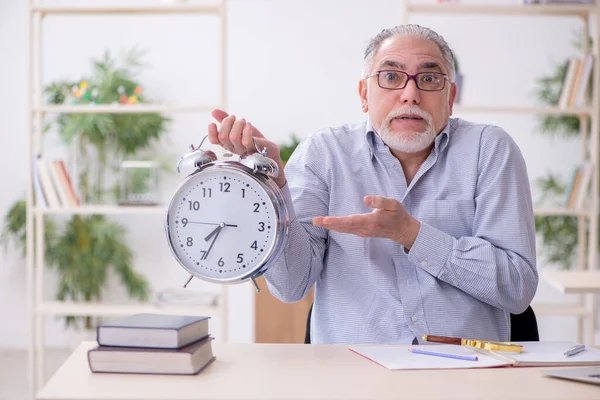 Gammal manlig lärare i klassrummet — Stockfoto