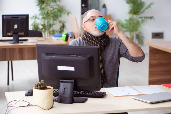 Alter männlicher Mitarbeiter arbeitet während Pandemie von Haus aus — Stockfoto