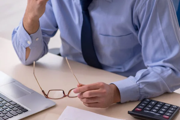 Sick male employee suffering at workplace — Stock Photo, Image