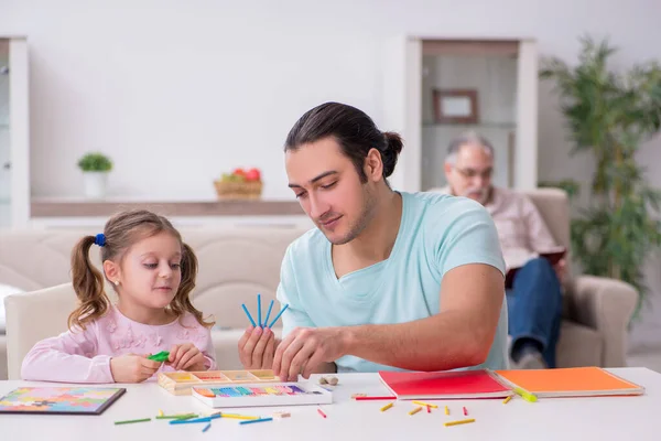 Tre generazioni di famiglia nel concetto di sviluppo precoce — Foto Stock