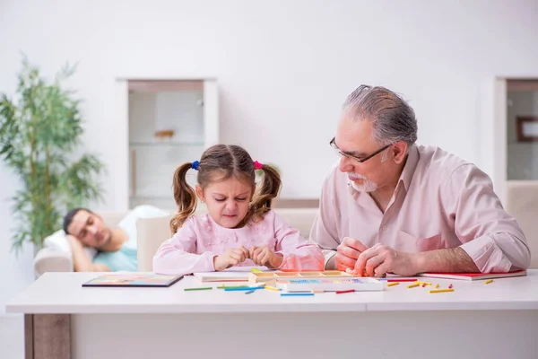 Tre generazioni di famiglia nel concetto di sviluppo precoce — Foto Stock