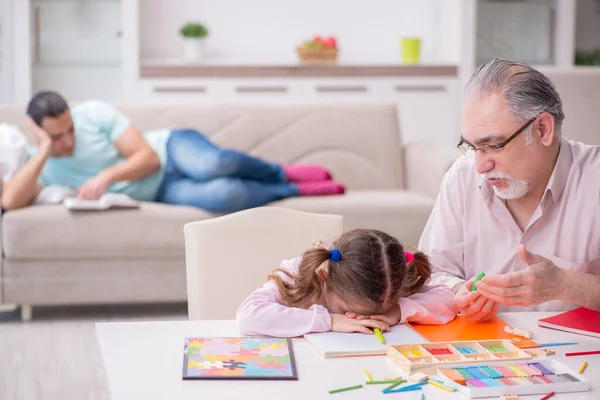 Tre generazioni di famiglia nel concetto di sviluppo precoce — Foto Stock