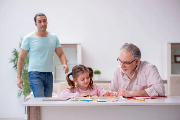 Tre generazioni di famiglia nel concetto di sviluppo precoce — Foto Stock