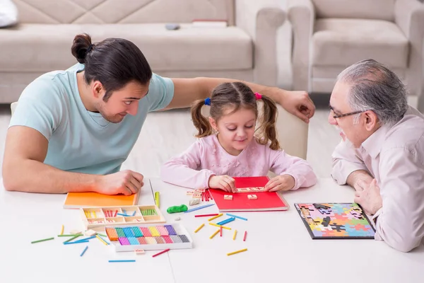 Tres generaciones de familia en concepto de desarrollo temprano — Foto de Stock