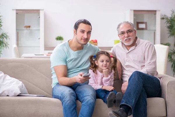 Tres generaciones de familia en concepto de desarrollo temprano — Foto de Stock