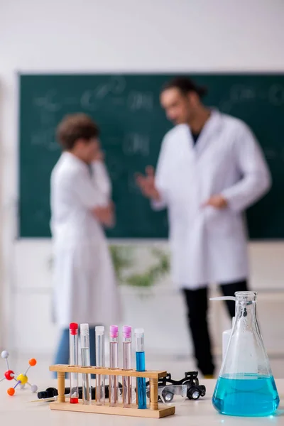Giovane insegnante di chimica e scolaro in classe — Foto Stock