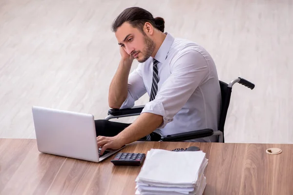 Joven trabajador discapacitado que sufre en el lugar de trabajo — Foto de Stock