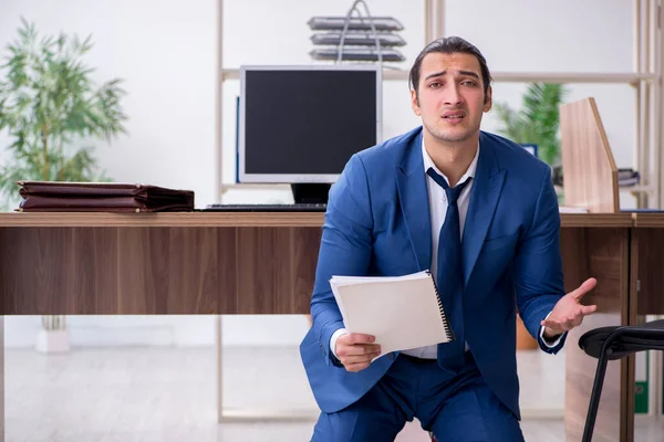 Jonge mannelijke werknemer zakenman op het werk — Stockfoto