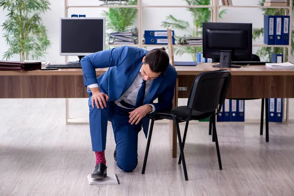 Young male employee businessman at workplace — Stock Photo, Image