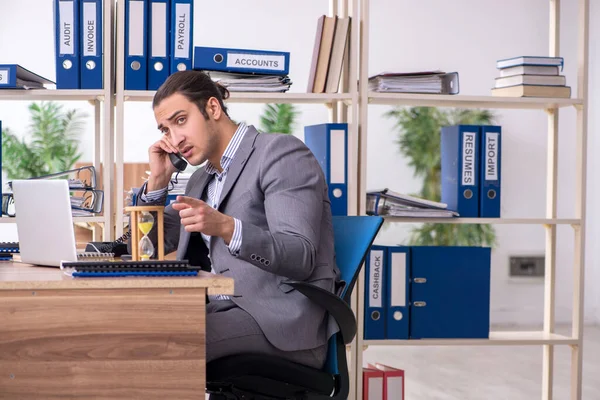 Jovem homem empresário empregado no local de trabalho — Fotografia de Stock