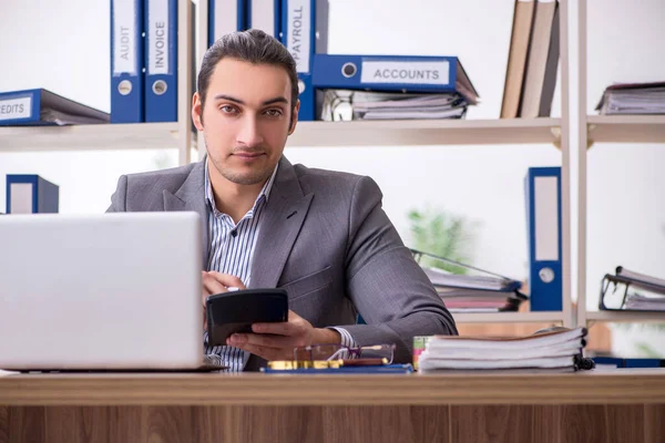 Jeune homme d'affaires salarié sur le lieu de travail — Photo