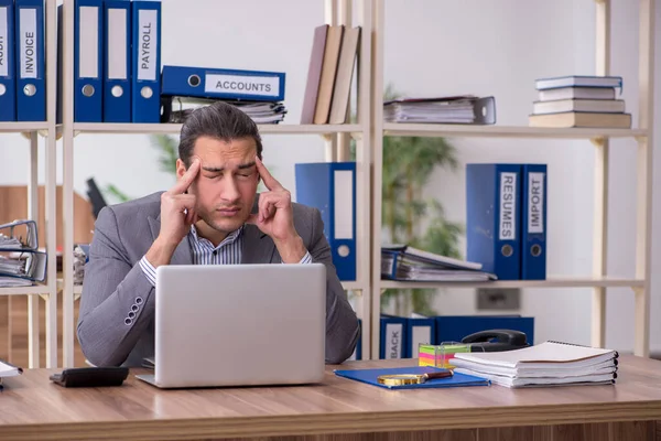 Jeune homme d'affaires salarié sur le lieu de travail — Photo