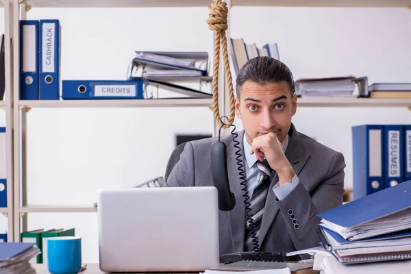 Empleado joven que se suicida en el lugar de trabajo — Foto de Stock