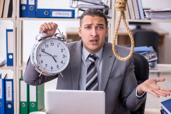 Jonge mannelijke werknemer pleegt zelfmoord op het werk — Stockfoto