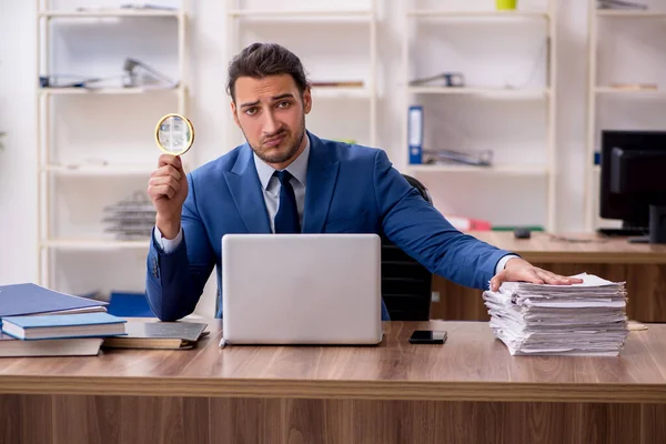 Joven empleado masculino infeliz con el trabajo excesivo —  Fotos de Stock