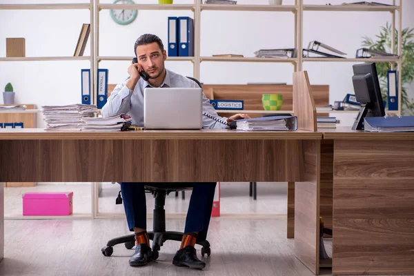 Junge männliche Mitarbeiter unzufrieden mit exzessiver Arbeit — Stockfoto