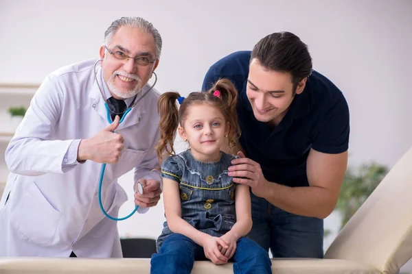 연로 한 남자 의사를 방문하는 젊은 아버지와 딸 — 스톡 사진