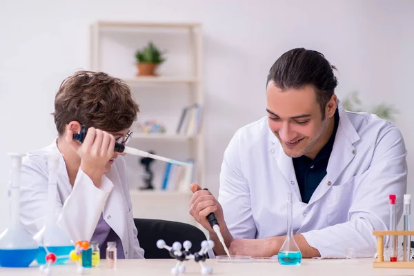 Young father and son chemists in the lab — Stock Photo, Image