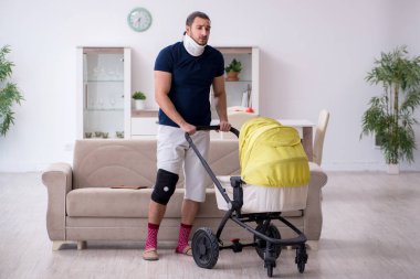 Kazadan sonra genç bir adam yeni doğan bebeğe bakıyor.