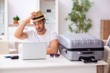 Genç adam evden ayrılmaya hazırlanıyor.