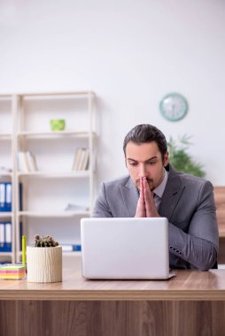 Ofiste çalışan genç bir erkek.