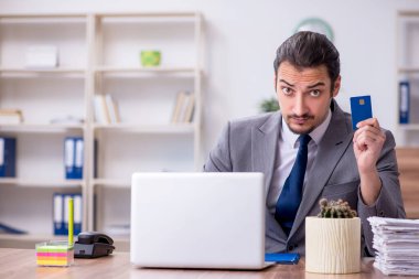 Ofiste çalışan genç bir erkek.