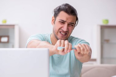 Genç adam diş ağrısı çekiyor.