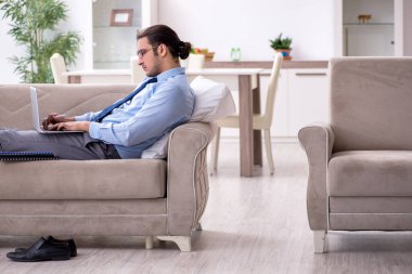 Evden çalışan yorgun işadamı