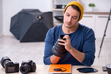 Stüdyoda çalışan genç bir fotoğrafçı.