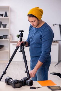 Stüdyoda çalışan genç bir fotoğrafçı.