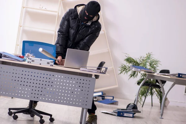 Joven ladrón en la oficina — Foto de Stock