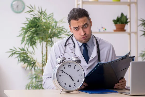 Jeune homme médecin travaillant à la clinique — Photo