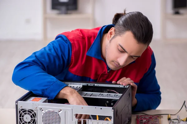 Joven reparador masculino reparación de computadoras —  Fotos de Stock