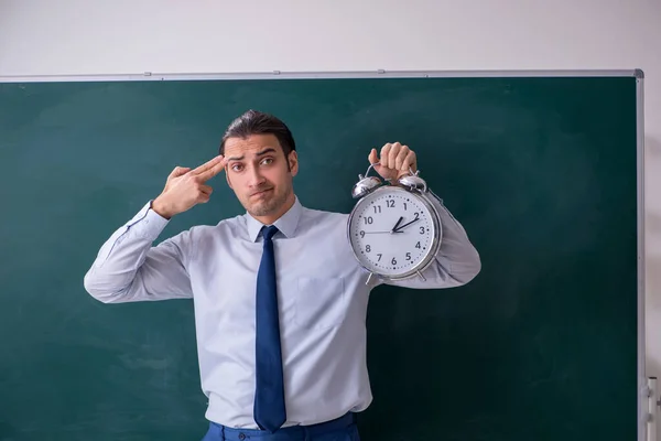 Joven empleado en concepto de presentación de negocios — Foto de Stock