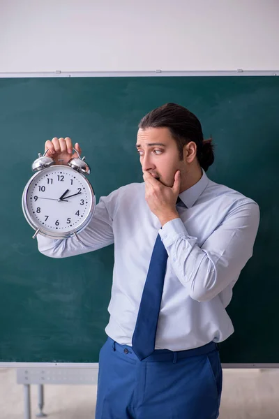 Junger Mann Mitarbeiter im Präsentationskonzept — Stockfoto