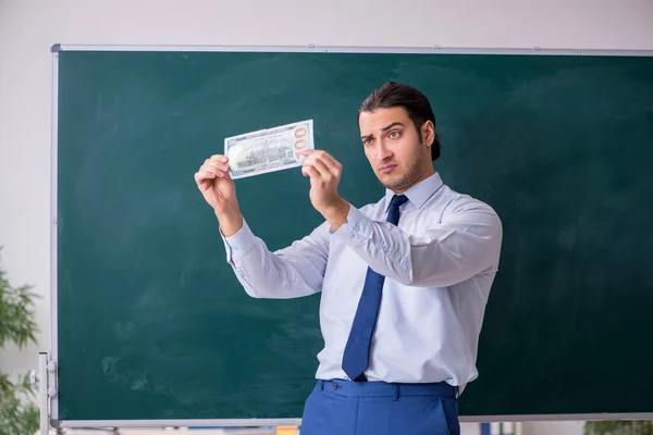 Joven empleado en concepto de presentación de negocios —  Fotos de Stock