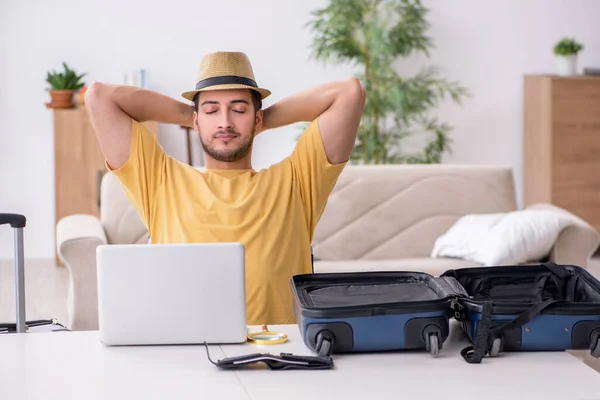 Jeune homme se préparant pour le voyage à la maison — Photo